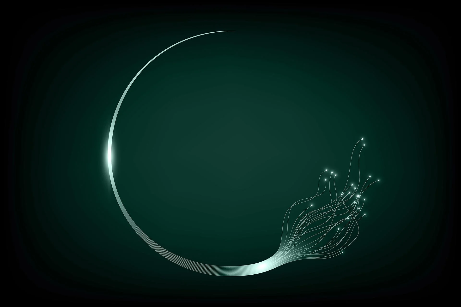 Glasfaser-Technologie FTTH, abstrakte Illustration leuchtender, fächerförmig auslaufender Glasfasern auf dunklem Grün – steht für echtes Fiber-to-the-Home mit Gigabit-Speed direkt ins Haus.