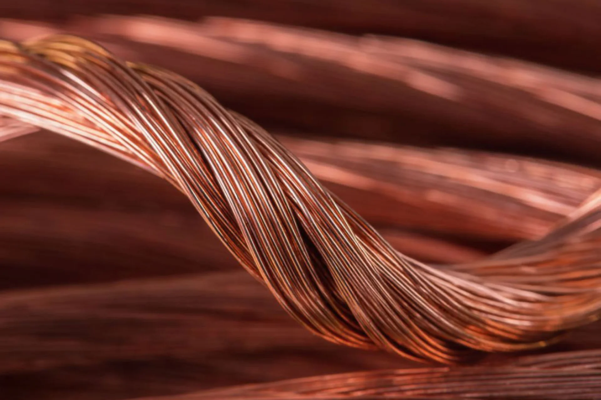 Glasfaser-Technologie Kupferkabel, Makroaufnahme verdrillter blanker Kupferlitzen vor unscharfem Hintergrund – verdeutlicht die Grenzen klassischer DSL-Kupferleitungen gegenüber moderner Glasfaser.